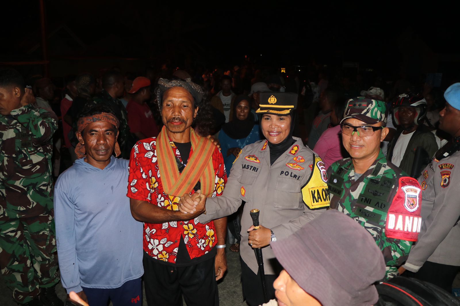 Kapolres Buru dan Dandim 1506/Namlea Bubarkan Masa Dengan Humanis