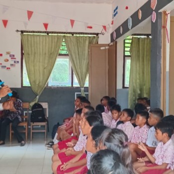 Kasat Resnarkoba Polres MBD Datangi SD Negeri Tiakur Sosialisasikan Penyalahgunaan Narkoba