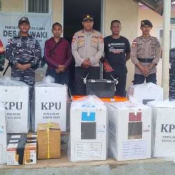 Polsek Wetar Kawal Pergeseran Kotak Suara Pilkada 2024 Dari PPK Wetar Selatan Menuju KPU Kabupaten MBD