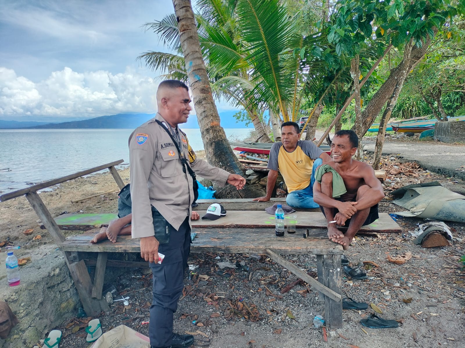 Bhabinkamtibmas Negeri Liang Lakukan DDS dengan Tukang Ojek, Sampaikan Himbauan Kamtibmas