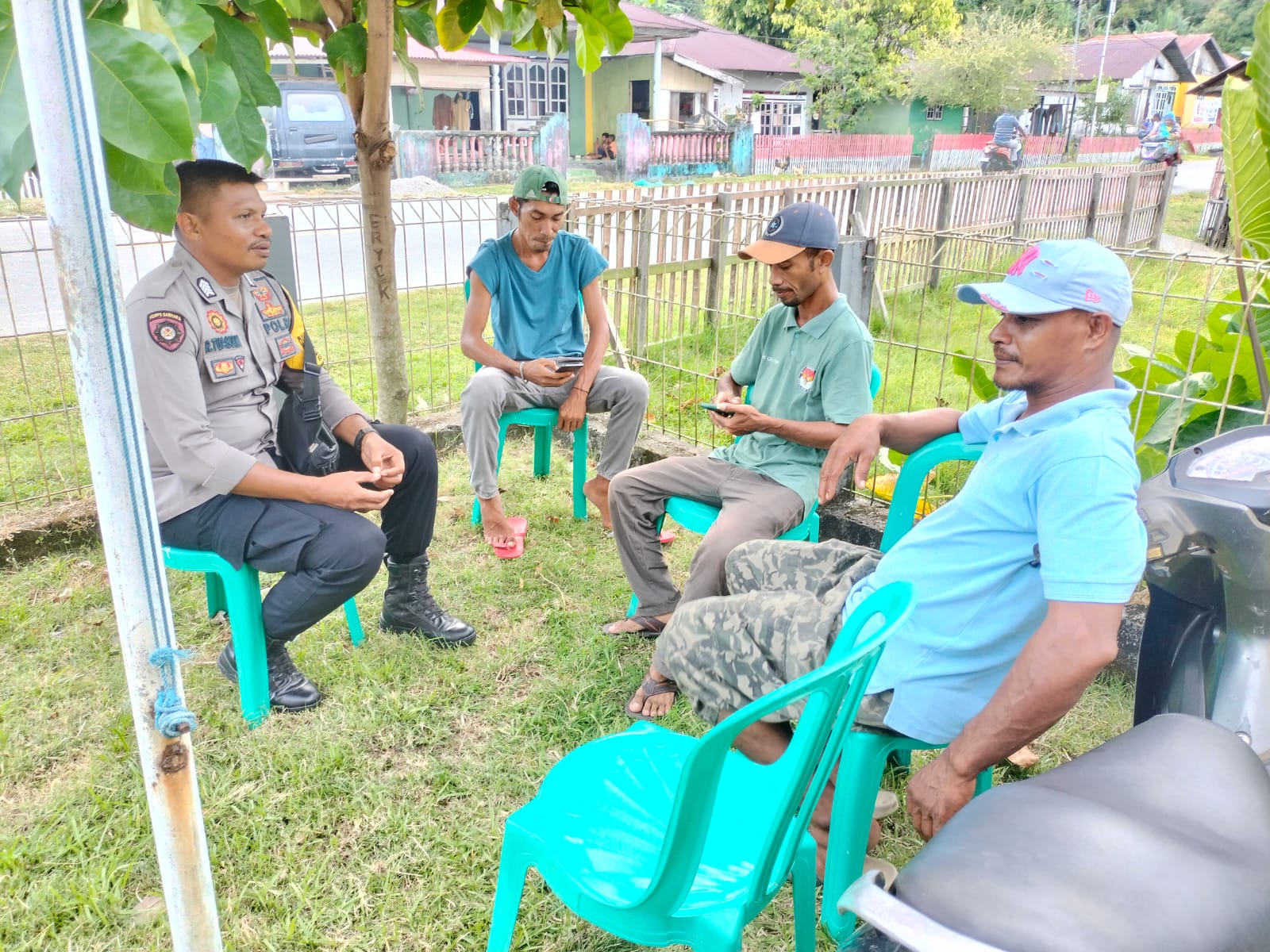 Cooling System Jelang Natal dan Tahun Baru, Bhabinkamtibmas Polsek Kairatu Timur Ajak Warga Ciptakan Kamtibmas Kondusif