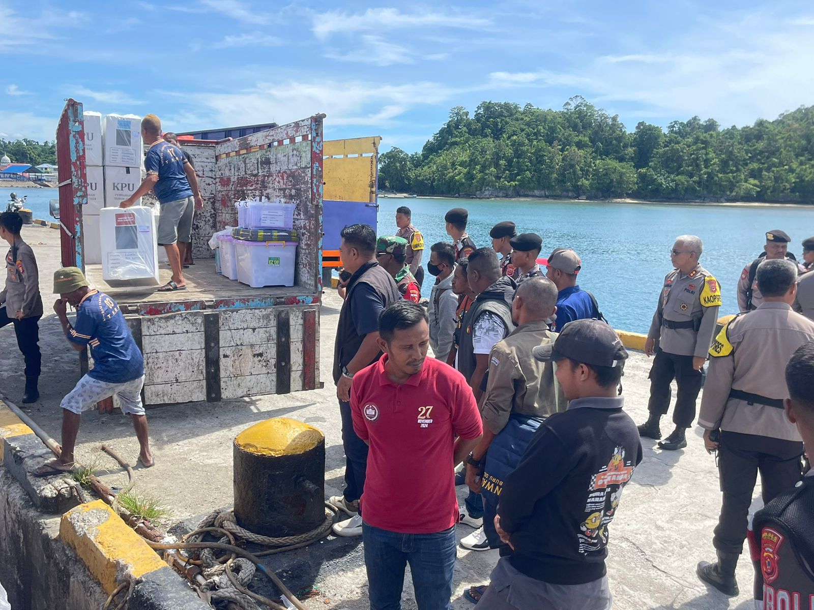 Polres Buru selatan melaksanakan pengamanan dan pengawalan ketat dalam proses pengiriman kotak suara Pilkada.