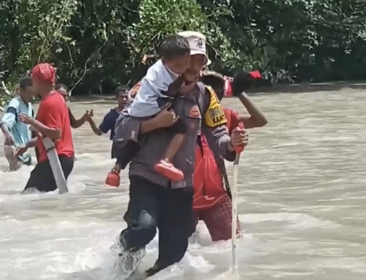 Kisah Perjuangan Bhabinkamtibmas Negeri Besi Demi Suksesnya Pilkada Di Desa Kanikeh