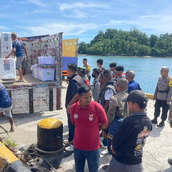 Polres Buru selatan melaksanakan pengamanan dan pengawalan ketat dalam proses pengiriman kotak suara Pilkada.