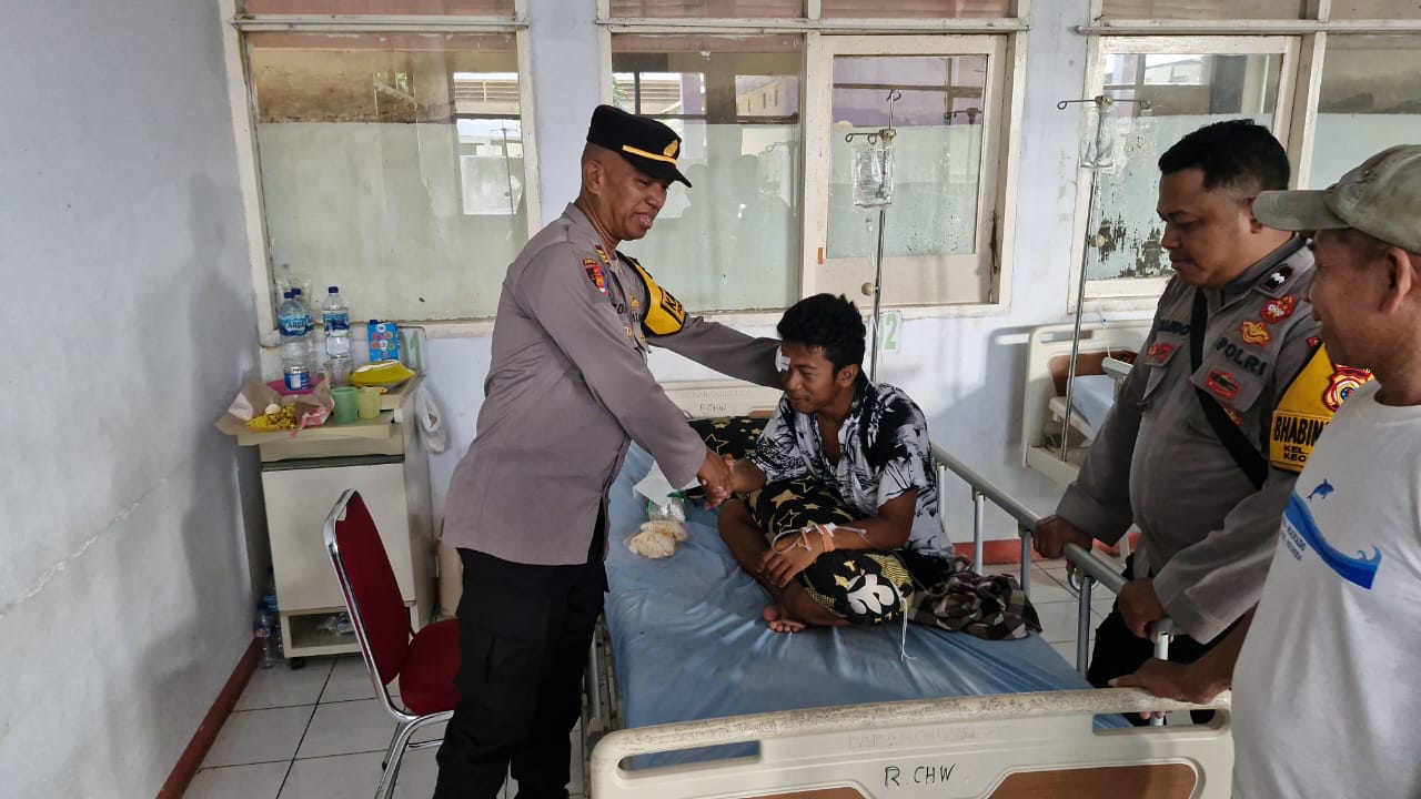 Tidak Miliki BPJS Kesehatan, Kapolsek Nusaniwe AKP Johan Anakotta Bantu Biaya Pengobatan Korban Penganiayaan.