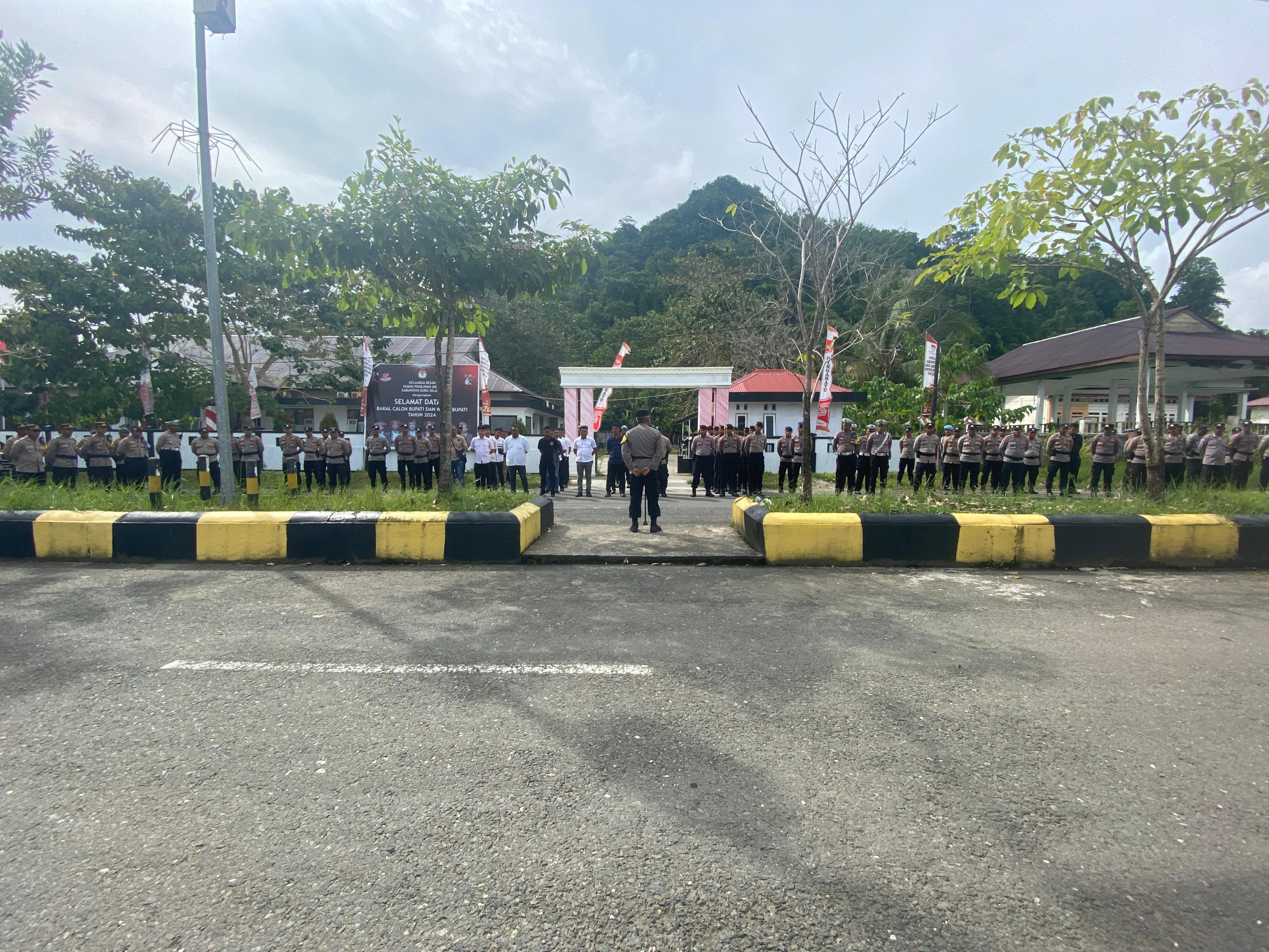 Kapolres Kabupaten Buru Selatan Pastikan Pelaksanaan Rapat Pleno oleh KPU Berjalan dengan Aman