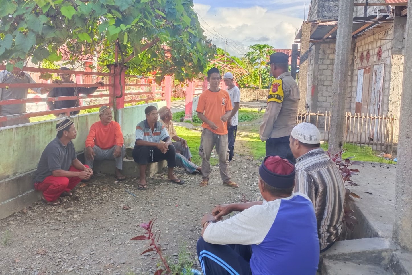 Polsek Waesama Terus Laksanakan Sambang, Ciptakan Situasi Kondusif Pasca dilaksanakan Pemungutan Suara