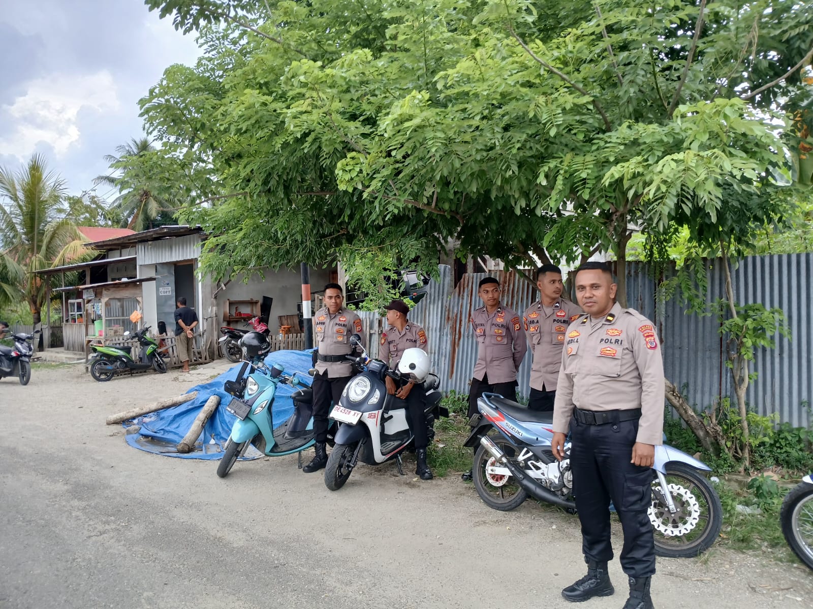 Personil Polres Buru Selatan Maksimalkan Pengamanan di Kantor Bawaslu Kab. Buru Selatan