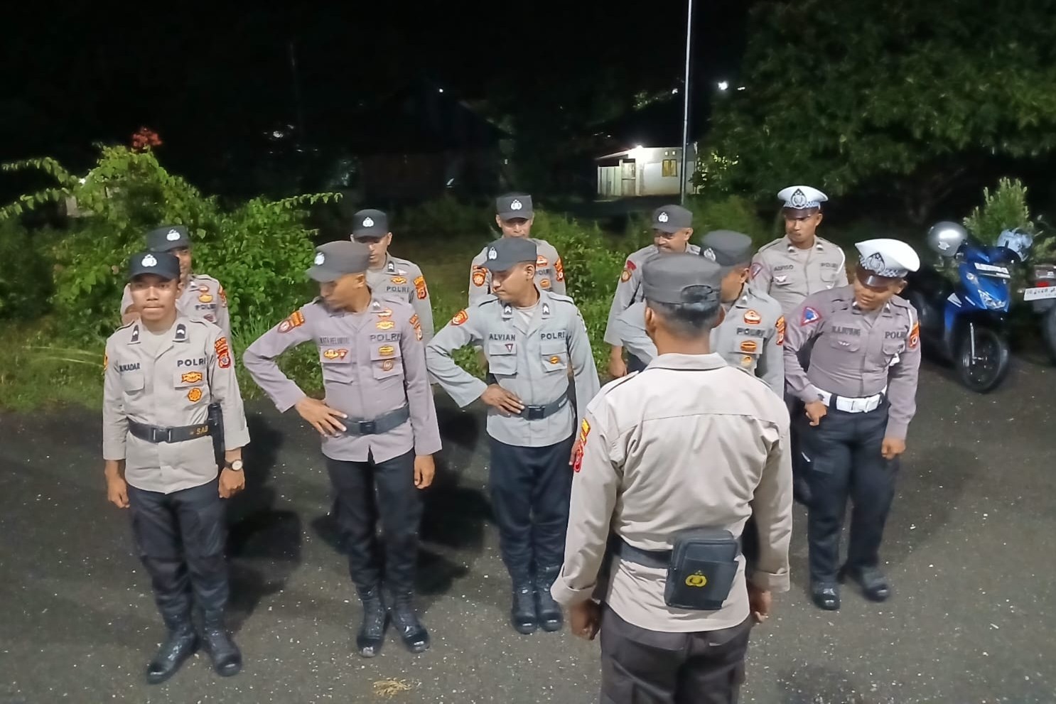 Personil Polres Buru Selatan Tingkatkan Pengamanan Gudang Logistik KPU Pasca Rapat Pleno Tingkat Kabupaten Selesai Dilaksanakan