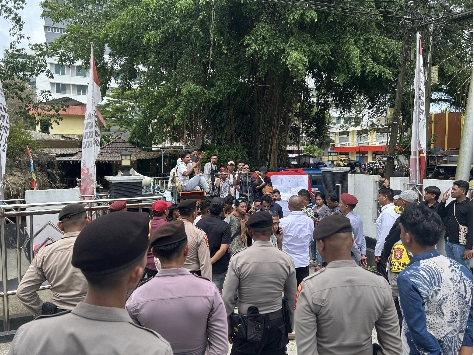 Satgas OMP Salawaku Amankan Aksi Demo Mahasiswa Asal Buru di Kantor KPU Maluku