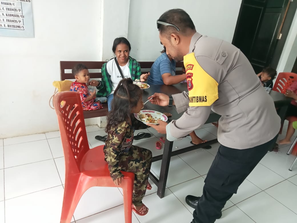 Bhabinkamtibmas Desa Wonreli Bersama Tenaga Kesehatan Berikan Pendampingan Bagi Anak Balita