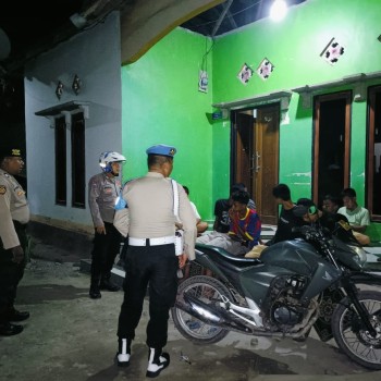 Giat Patroli Malam Polsek Waisarisa Ciptakan Rasa Aman.