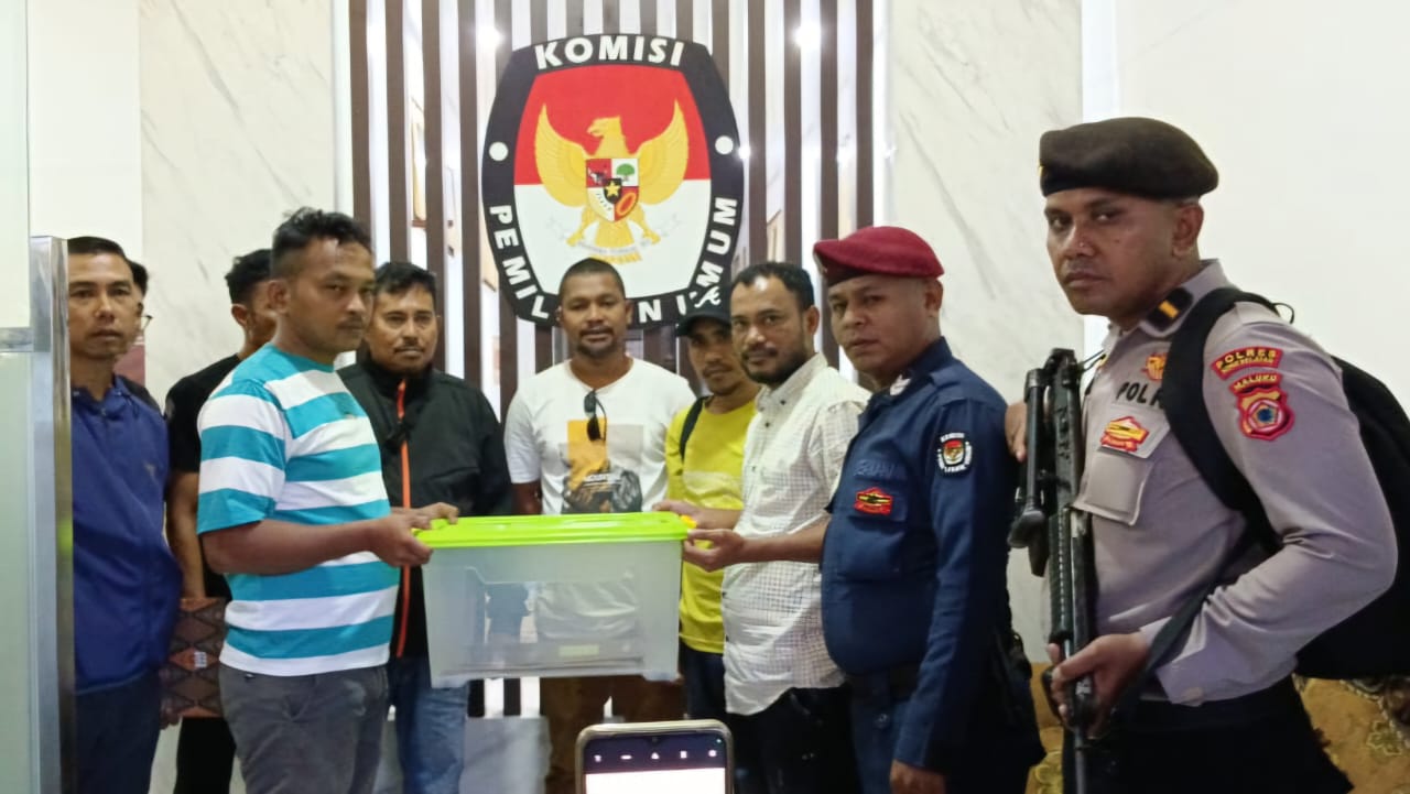 Personil Polres Buru Selatan Kawal Ketat Pengiriman Hasil Rekapitulasi Surat Suara ke KPU Provinsi Maluku