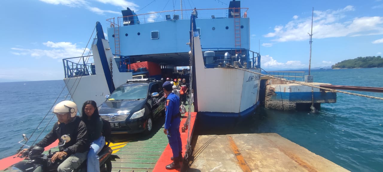 Personil Sat Polairud Polres SBB Laksanakan Patroli Dialogis Memantau Arus Penyeberangan di Pelabuhan Waipirit