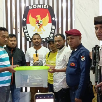 Personil Polres Buru Selatan Kawal Ketat Pengiriman Hasil Rekapitulasi Surat Suara ke KPU Provinsi Maluku