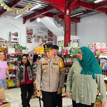 Jelang Nataru, Kapolres Kepulauan Tanimbar bersama Pemkab, cek ketersediaan dan stabilitas harga barang