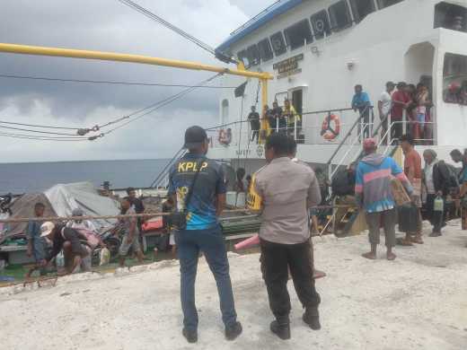 Personil KPPP Polsek Babar Timur Intensifkan Pelayanan Aktifitas Warga di Pelabuhan Laut Masela