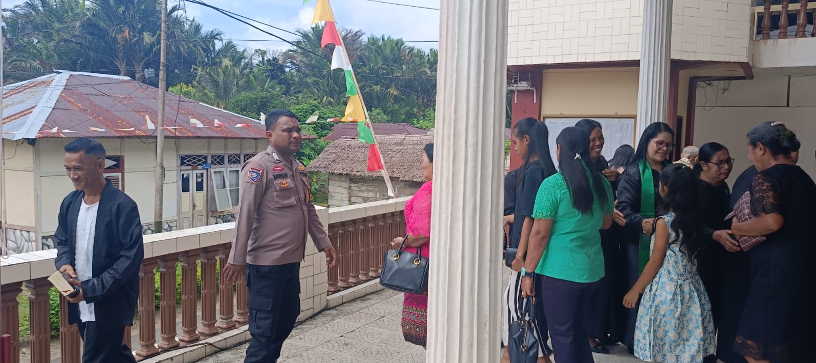 Bhabinkamtibmas Negeri Kilang Kawal Ibadah Minggu di Gereja Imanuel Jemaat GPM Kilang