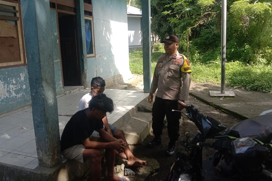 Bhabinkamtibmas Polsek Leksula Laksanakan Sambang, Pastikan Situasi tetap Kondusif