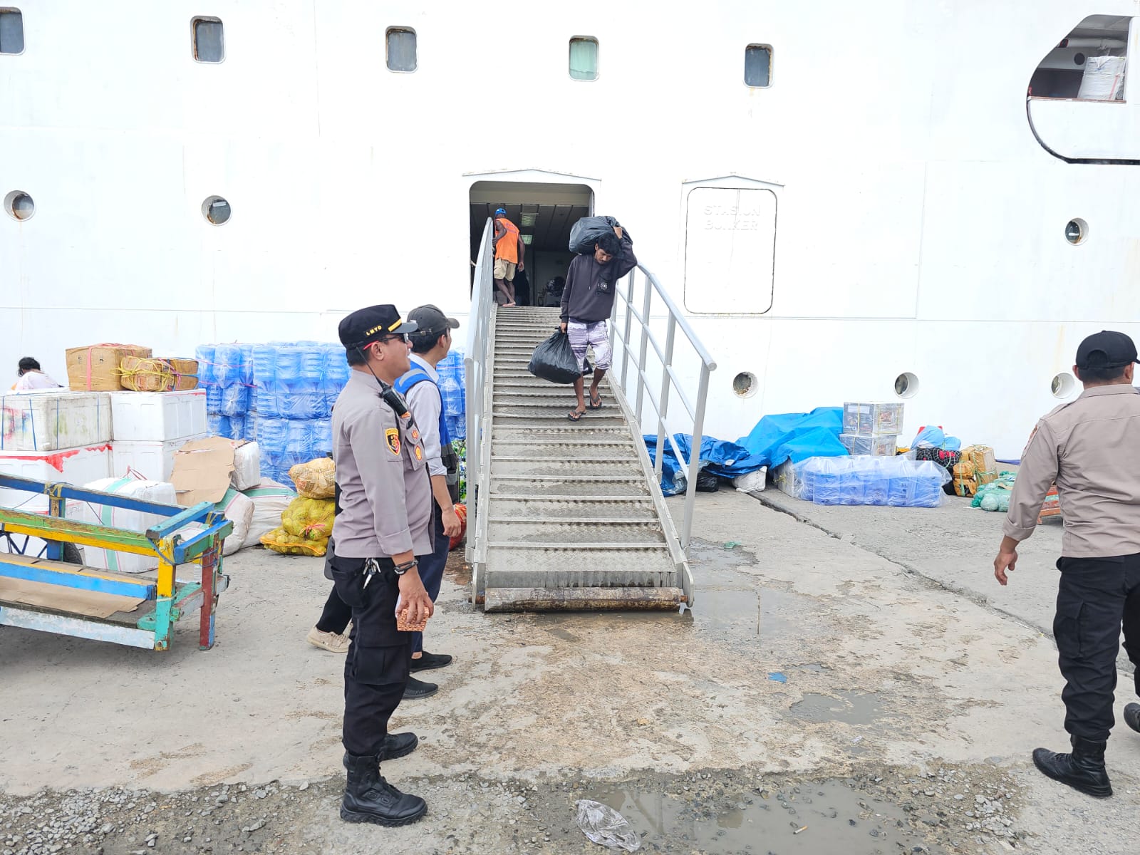 Polisi Beri Pelayanan Pengamanan Kedatangan Kapal KM Nggapulu