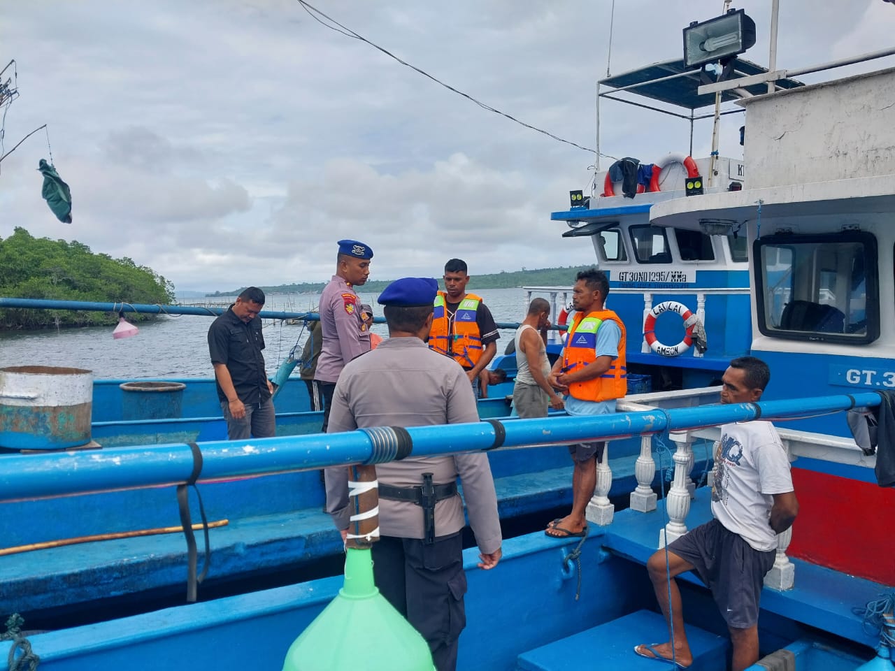 Satpolairud Polres Seram Bagian Barat Sambang Nelayan Kapal KM.Yora 4