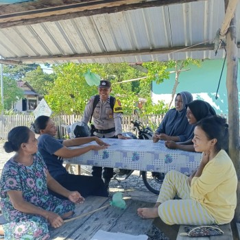 Bhabinkamtibmas Desa Leku Polsek Namrole Laksanakan Sambang, Ajak Masyarakat Jaga Kamtibmas Tetap Kondusif