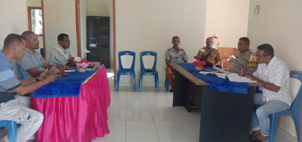 Jelang Natal dan Tahun Baru, Bhabinkamtibmas Polsek Manipa Laksanakan Cooling System Bersama Staf Desa