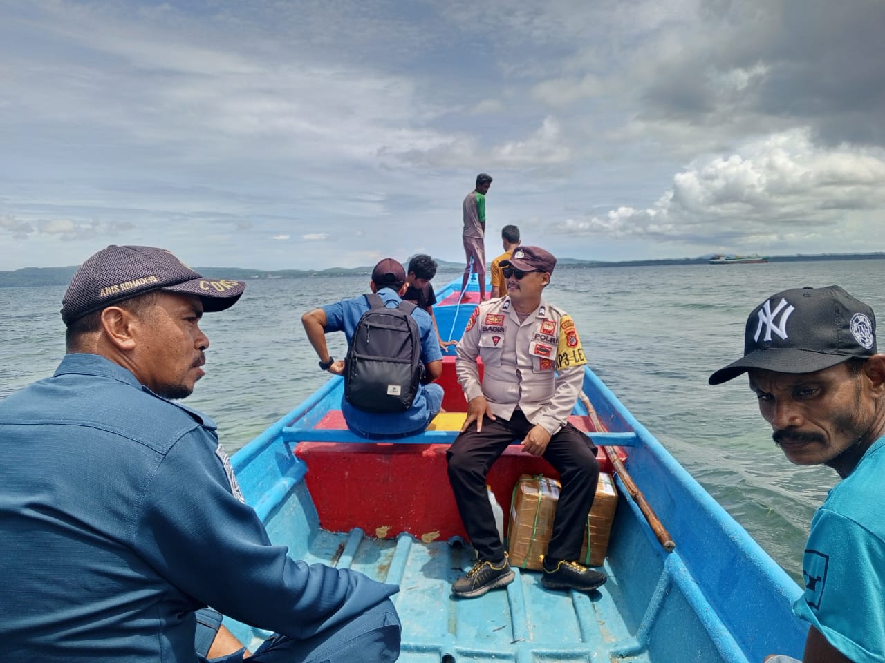 Polsek Serwaru Berikan Pelayanan Aktifitas Warga di Pelabuhan Alternatif Perairan Laut Laitutun