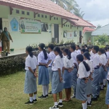 Bhabinkamtibmas Negeri Ullath Berikan Arahan Kamtibmas di SMA Negeri 40 Maluku Tengah