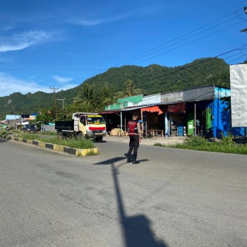 Personil Sat Samapta Polres Buru Selatan selalu hadir ditengah-tengah masyarakat.
