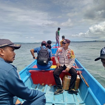 Polsek Serwaru Berikan Pelayanan Aktifitas Warga di Pelabuhan Alternatif Perairan Laut Laitutun
