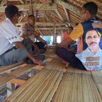 Sambang DDS, Bhabinkamtibmas Sampaikan Pesan Kamtibmas Kepada Warga Binaan Desa Buano Utara.