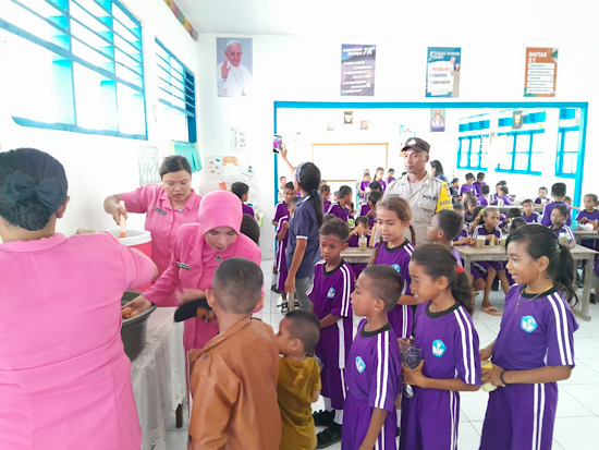 Bagikan Makanan Bergizi dan susu gratis kepada Anak SD, Polsek Kormomolin dukung program Pemerintah