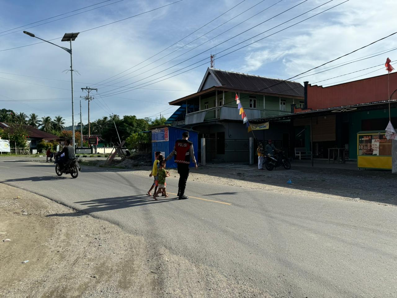 Personil Sat Samapta Polres Buru Selatan laksanakan Pengaturan Lalu lintas Pagi Hari.