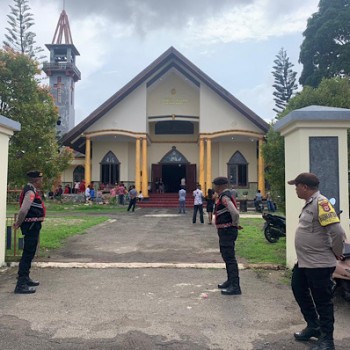 Patroli dan pengamanan di sejumlah Gereja, Sat Samapta Polres Kepulauan Tanimbar jamin rasa aman