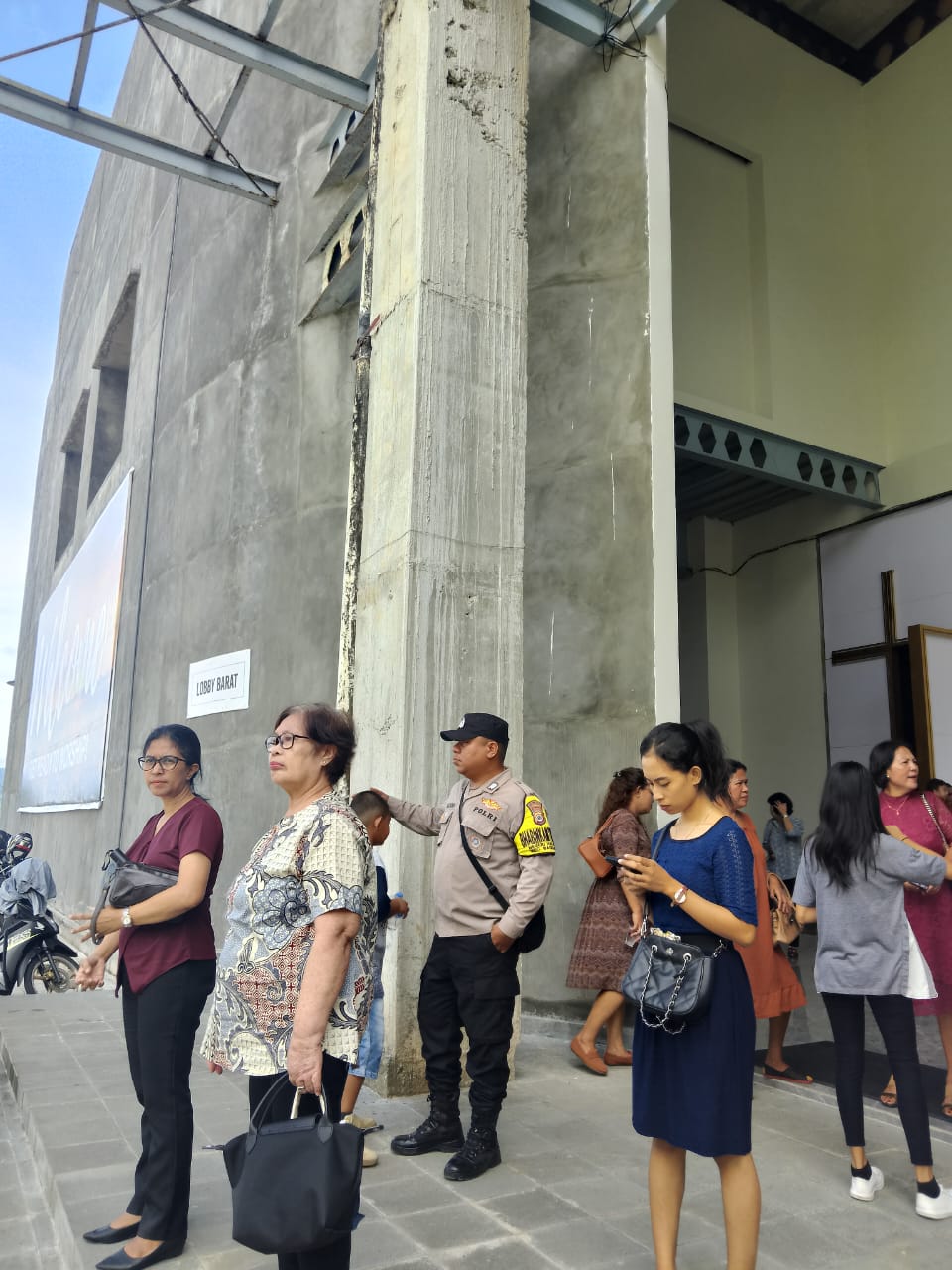 Bhabinkamtibmas Negeri Halong lakukan Pengamanan dan Ibadah Minggu di Gereja GBI ROK Dusun Halong Baru