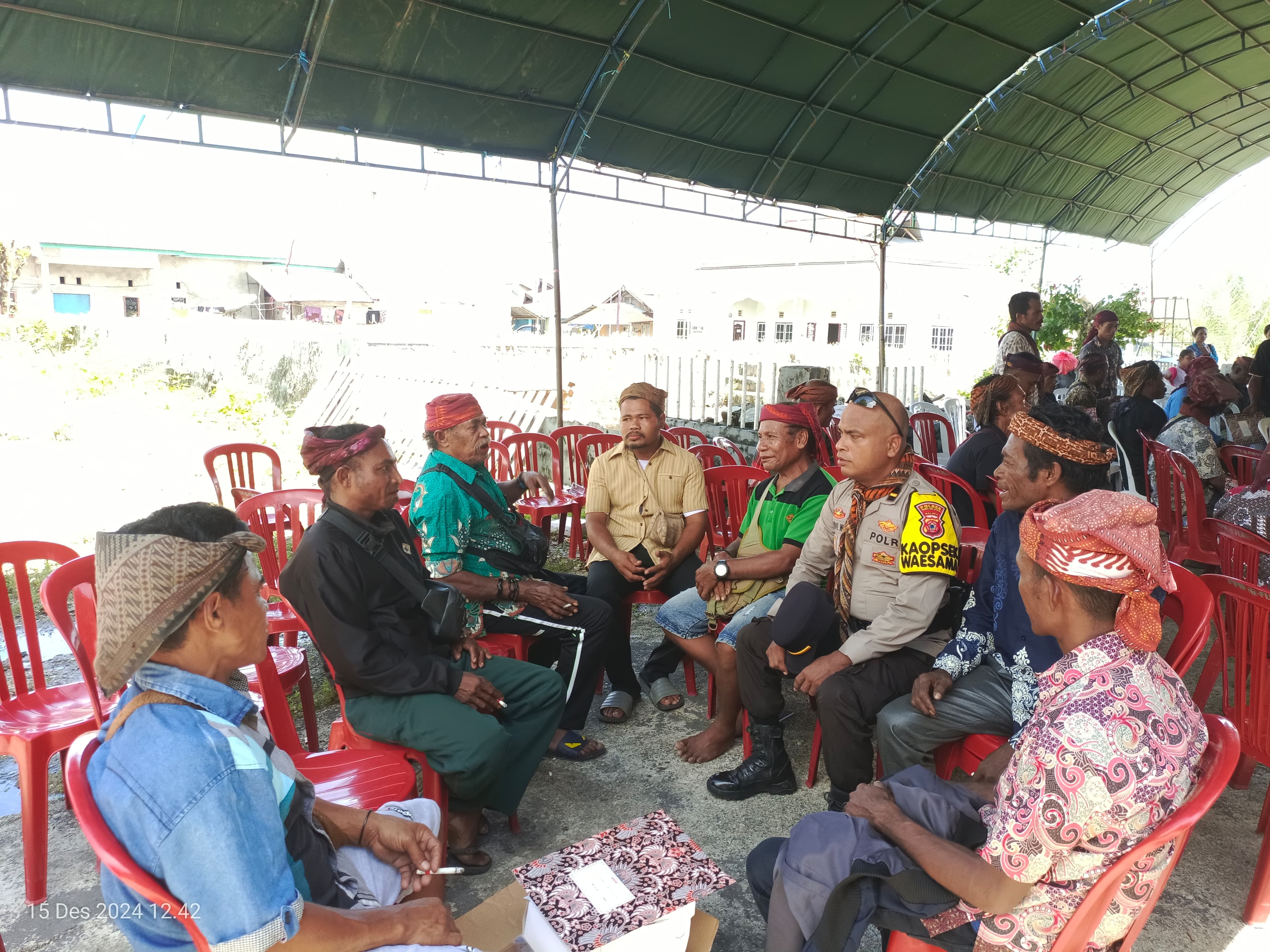 Kapolsek Waesama Tatap Muka dengan Para Tokoh Adat Kecamatan Waesama, Ajak Jaga Kamtibmas Yang Aman dan Damai Pasca Pilkada 2024