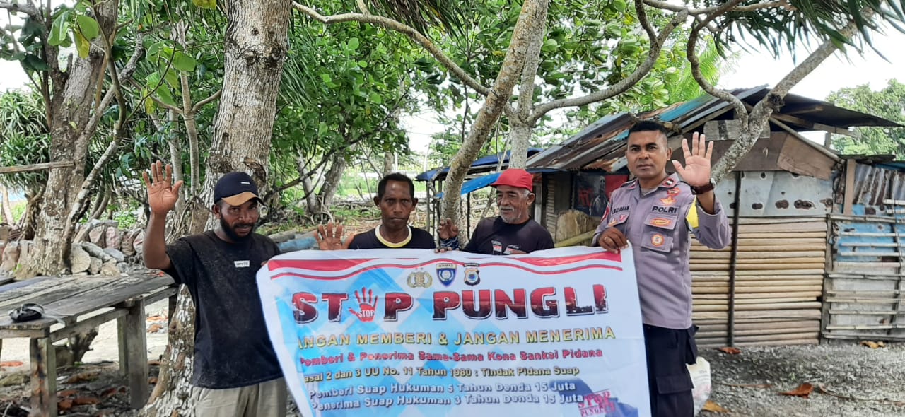 Bhabinkamtibmas Desa Wangel Aipda Jeko Keliduan Sosialisasi Anti Pungli Kepada Warga Binaanya