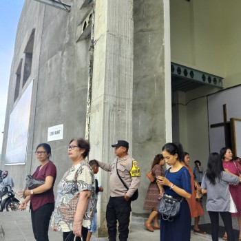 Bhabinkamtibmas Negeri Halong lakukan Pengamanan dan Ibadah Minggu di Gereja GBI ROK Dusun Halong Baru