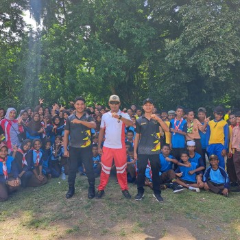 Bhabinkamtibmas Pelauw Berikan Pelatihan PBB dan Pesan Kamtibmas di SMPN 26 Malteng