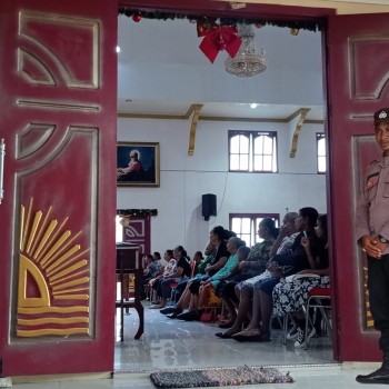 Rutinitad Bhabinkamtibmas Dalam Pengamanan Gereja Setiap Minggu