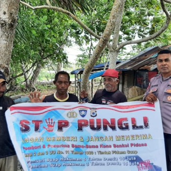 Bhabinkamtibmas Desa Wangel Aipda Jeko Keliduan Sosialisasi Anti Pungli Kepada Warga Binaanya