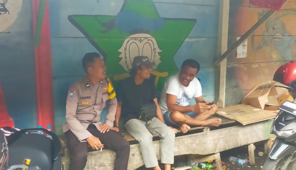 BHABINKAMTIBMAS KELURAHAN BATU MEJA SAMBANGI WARGA UNTUK MENJAGA KAMTIBMAS