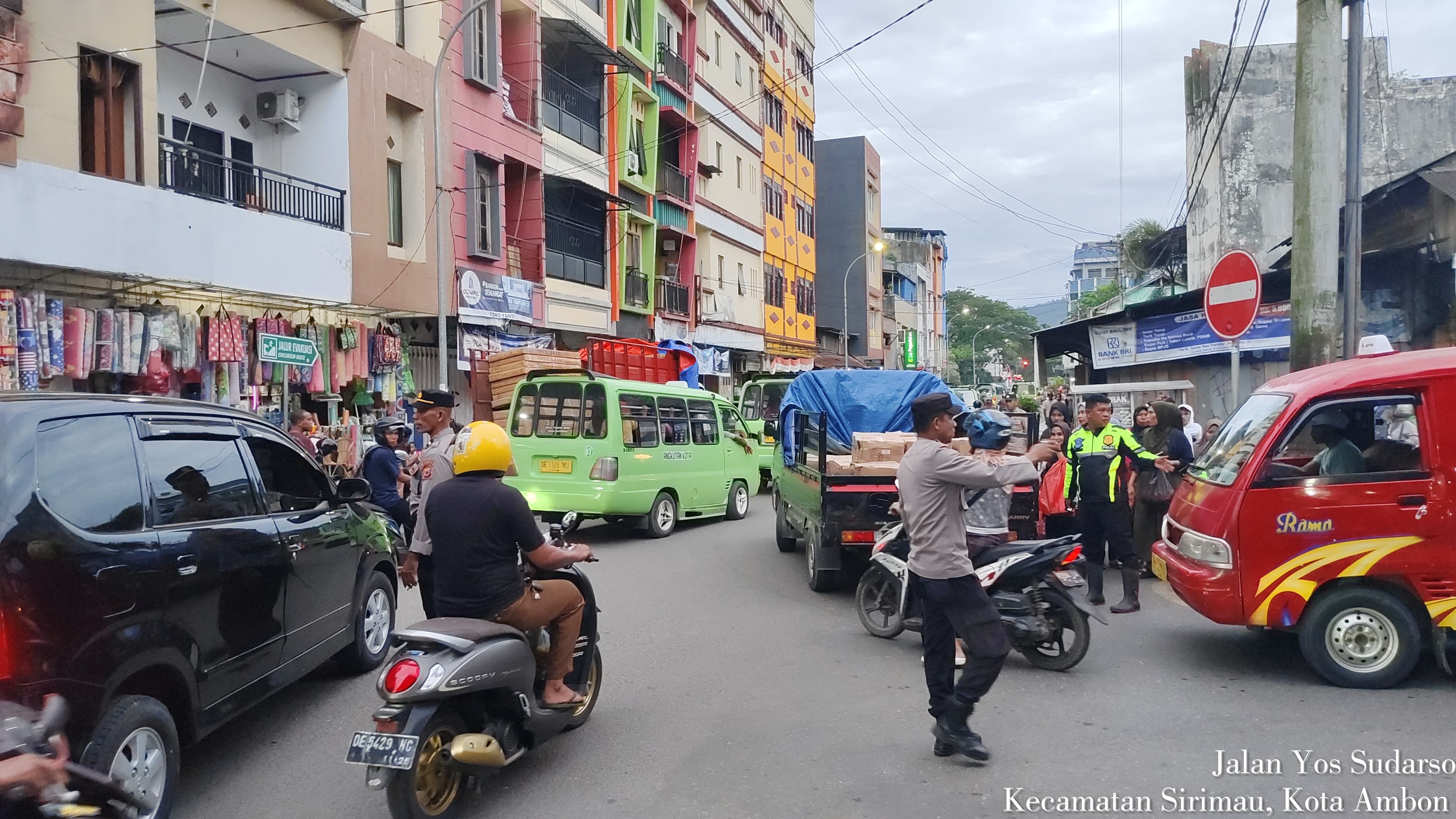 PERSONEL POLSEK SIRIMAU ATUR LALU LINTAS DAN BERIKAN HIMBAUAN KAMTIBMAS DI JALAN PALA MENUJU PASAR MARDIKA