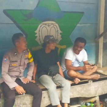 BHABINKAMTIBMAS KELURAHAN BATU MEJA SAMBANGI WARGA UNTUK MENJAGA KAMTIBMAS