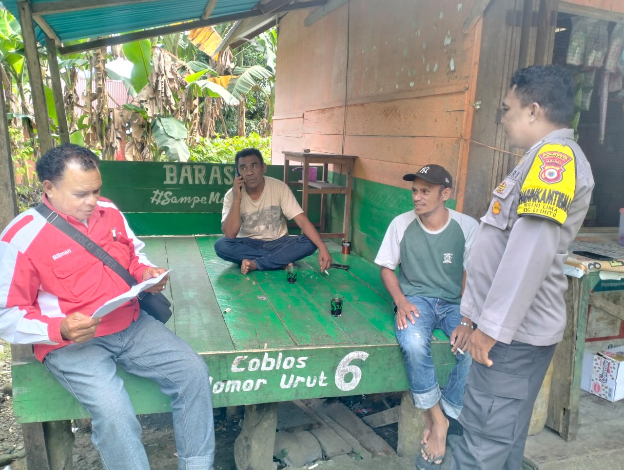 Bhabinkamtibmas Negeri Lima Sampaikan Himbauan Kamtibmas dalam Kegiatan Sambang Warga