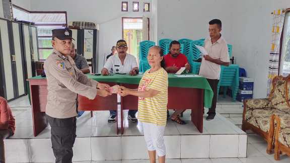 Personil Polsek Tepa Pastikan Penyaluran BLT Dana Desa Kepada Warga Berlangsung Dengan Aman