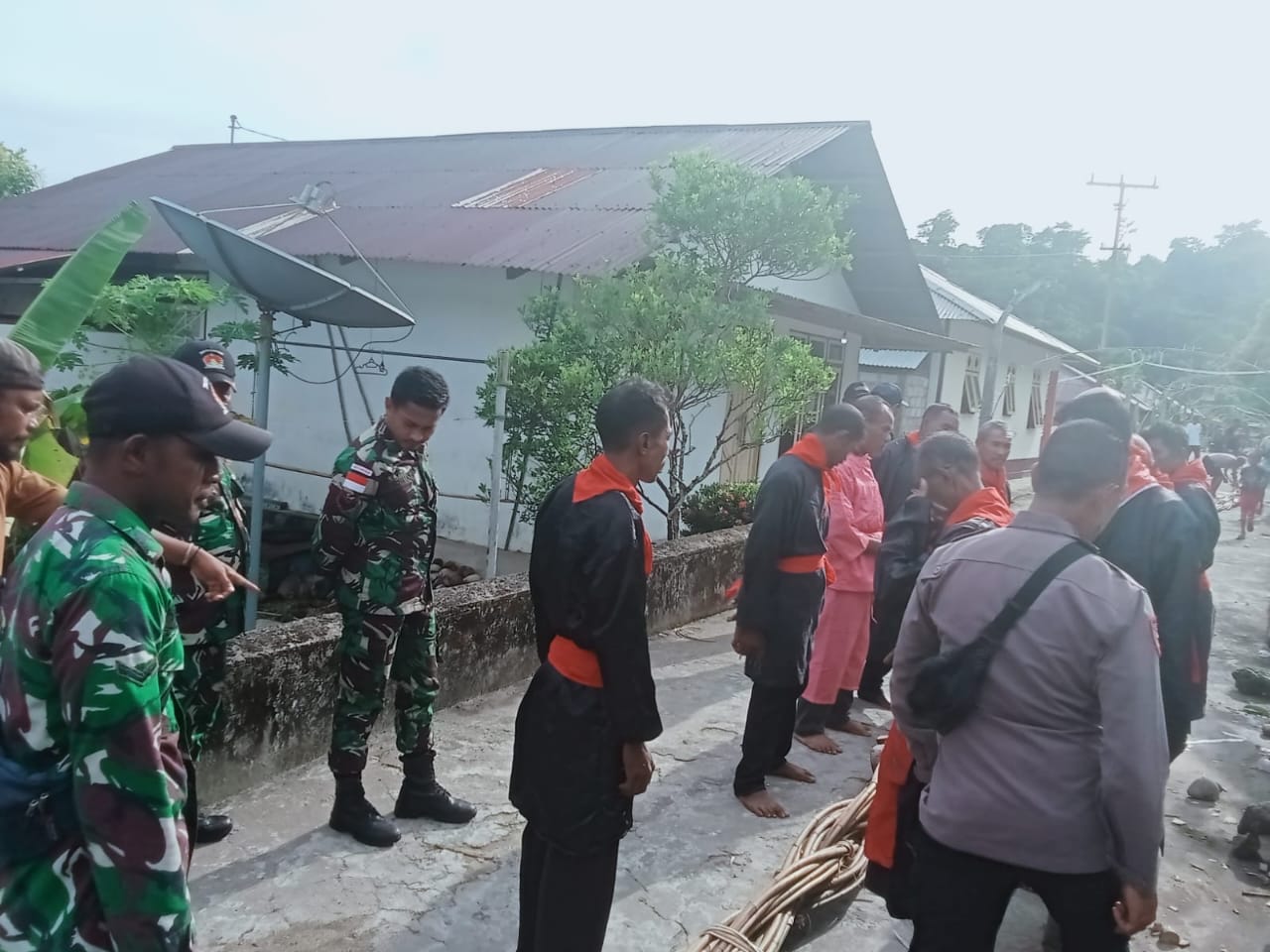 Aparat Gabungan Lakukan pengamanan Pastikan Keamanan dalam Pembukaan Adat Hela Rotan di Negeri Aboru