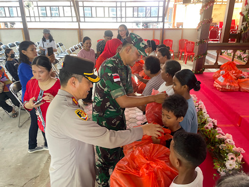 Dampingi Pj. Bupati, Kapolres Kepulauan Tanimbar bersama Forkopimda ikut salurkan bantuan jelang Natal