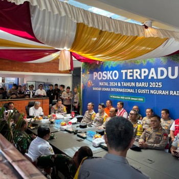 Kapolri & Panglima TNI Tinjau Posko Terpadu Operasi Lilin 2024 di Bandara I Gusti Ngurah Rai